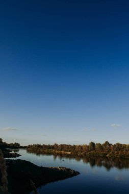 Nehrin sessiz bir akım ve bulutlar ile yansıyan bu, Soz, Gomel, Beyaz Rusya