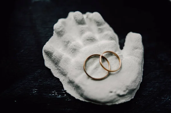 Золотые обручальные кольца на булавке — стоковое фото