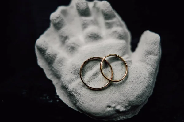 Χρυσά γαμήλια δαχτυλίδια για το μαξιλαράκι για καρφίτσες — Φωτογραφία Αρχείου