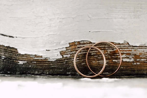 Anillos de boda de oro en el cojín — Foto de Stock