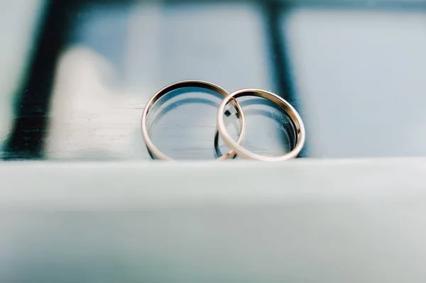 Anillos de boda de oro en el cojín — Foto de Stock