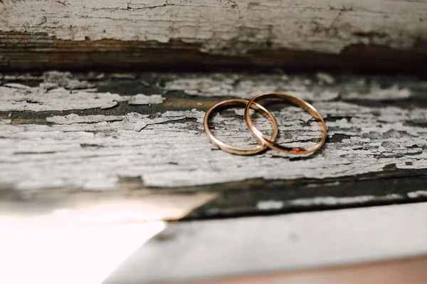 Anillos de boda de oro en el cojín — Foto de Stock