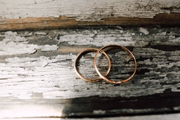 Золотые обручальные кольца на булавке — стоковое фото