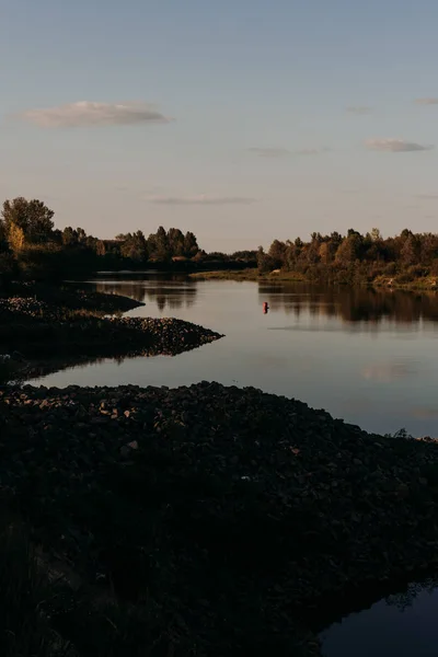 El río con una corriente tranquila y las nubes reflejadas en él, Soz, Gomel, Bielorrusia — Foto de Stock