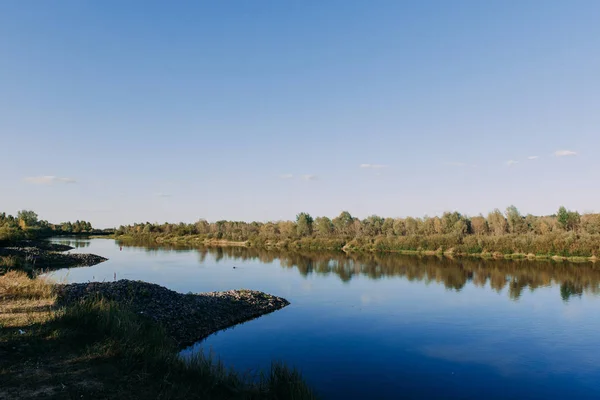 静かな流れでは、雲と川に映った、Soz、ホメリ、ベラルーシ — ストック写真