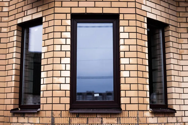 Trabalhador da construção civil instalando novas janelas na casa — Fotografia de Stock