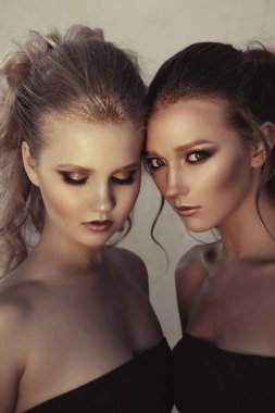 Glamour makyaj iki sokak duvar arka planda karanlık oturan uzun saç stili ile bir kadın. Moda renk portre, düzeltisiz fotoğraf