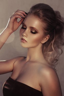 Parti ve tabaklanmış deri için yapmak genç moda kadın yüzü parlak akşam altın ile Glamour portresi. Sıcak tonlama. Yakın portre kadar düzeltisiz