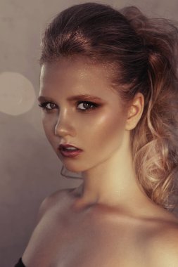 Parti ve tabaklanmış deri için yapmak genç moda kadın yüzü parlak akşam altın ile Glamour portresi. Sıcak tonlama. Yakın portre kadar düzeltisiz