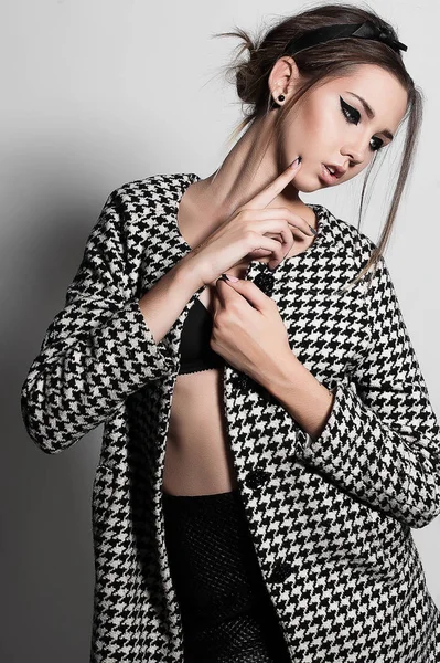 Porträtt av söt flicka i svart och vit houndstooth coat — Stockfoto