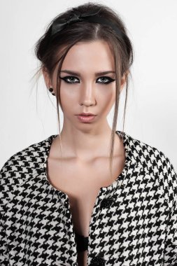 siyah ve beyaz houndstooth paltolu sevimli kız portresi