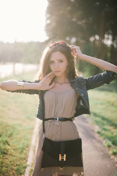 Letní venkovní porttrait docela elegantní dívka pózuje str — Stock fotografie