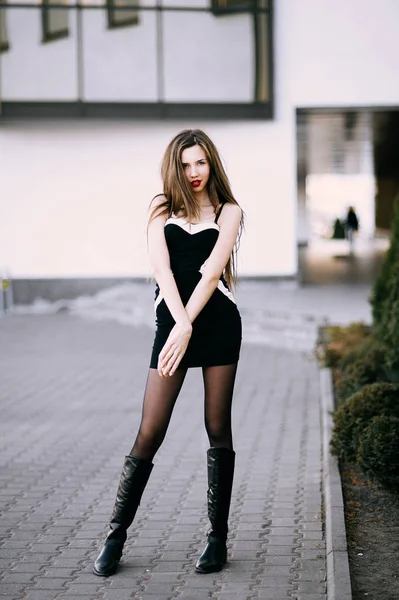 Outono ao ar livre porttrait de jovem muito elegante menina posando  . — Fotografia de Stock