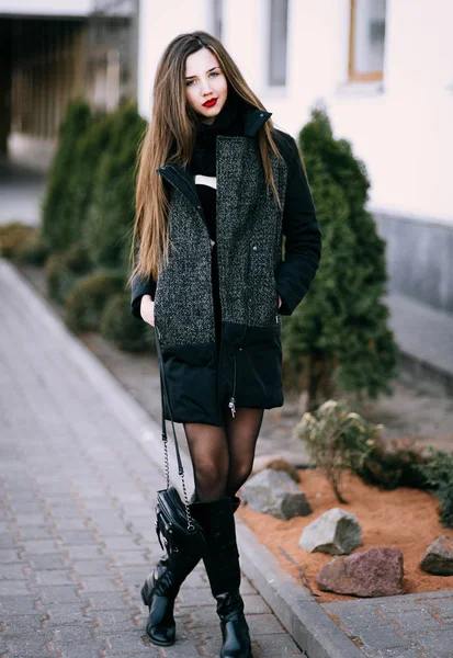 Outono ao ar livre porttrait de jovem muito elegante menina posando  . — Fotografia de Stock