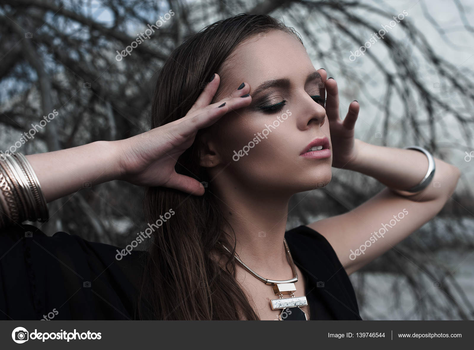 Retrato De Linda Jovem Com Maquiagem Azul Brilhante Bonita Morena