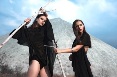 Parlak makyaj ve siyah açık havada mavi yaz göğün üzerinde poz giymiş pembe dudakları ile oldukça esmer kız. Düzeltisiz atış.