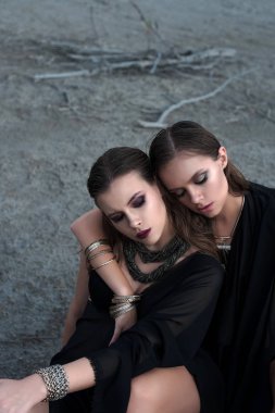 Parlak makyaj ve siyah açık havada mavi yaz göğün üzerinde poz giymiş pembe dudakları ile oldukça esmer kız. Düzeltisiz atış.