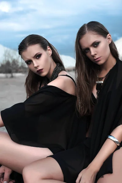 Chicas morenas bonitas con maquillaje brillante y labios rosados con posando negro al aire libre en el cielo azul de verano. Disparo retoque . — Foto de Stock