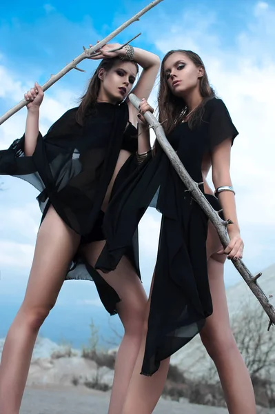 Chicas morenas bonitas con maquillaje brillante y labios rosados con posando negro al aire libre en el cielo azul de verano. Disparo retoque . — Foto de Stock