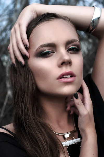 Bruneta dívka s světlý make-up a fialovými rty na sobě černé pózuje venku na modrou letní oblohu. Upravený snímek. Zblizka, krása potrtait — Stock fotografie