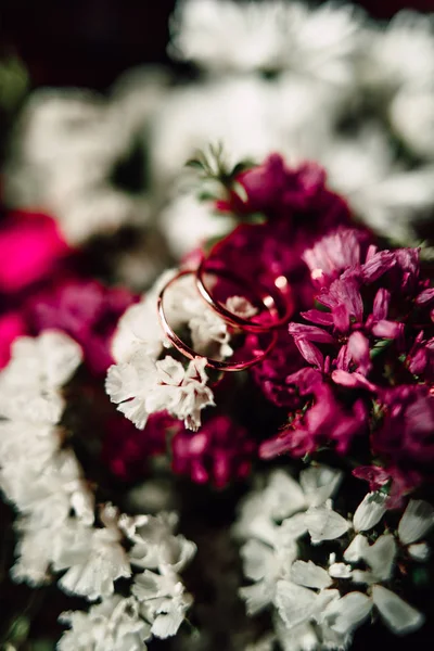 Anéis de casamento em uma flor — Fotografia de Stock