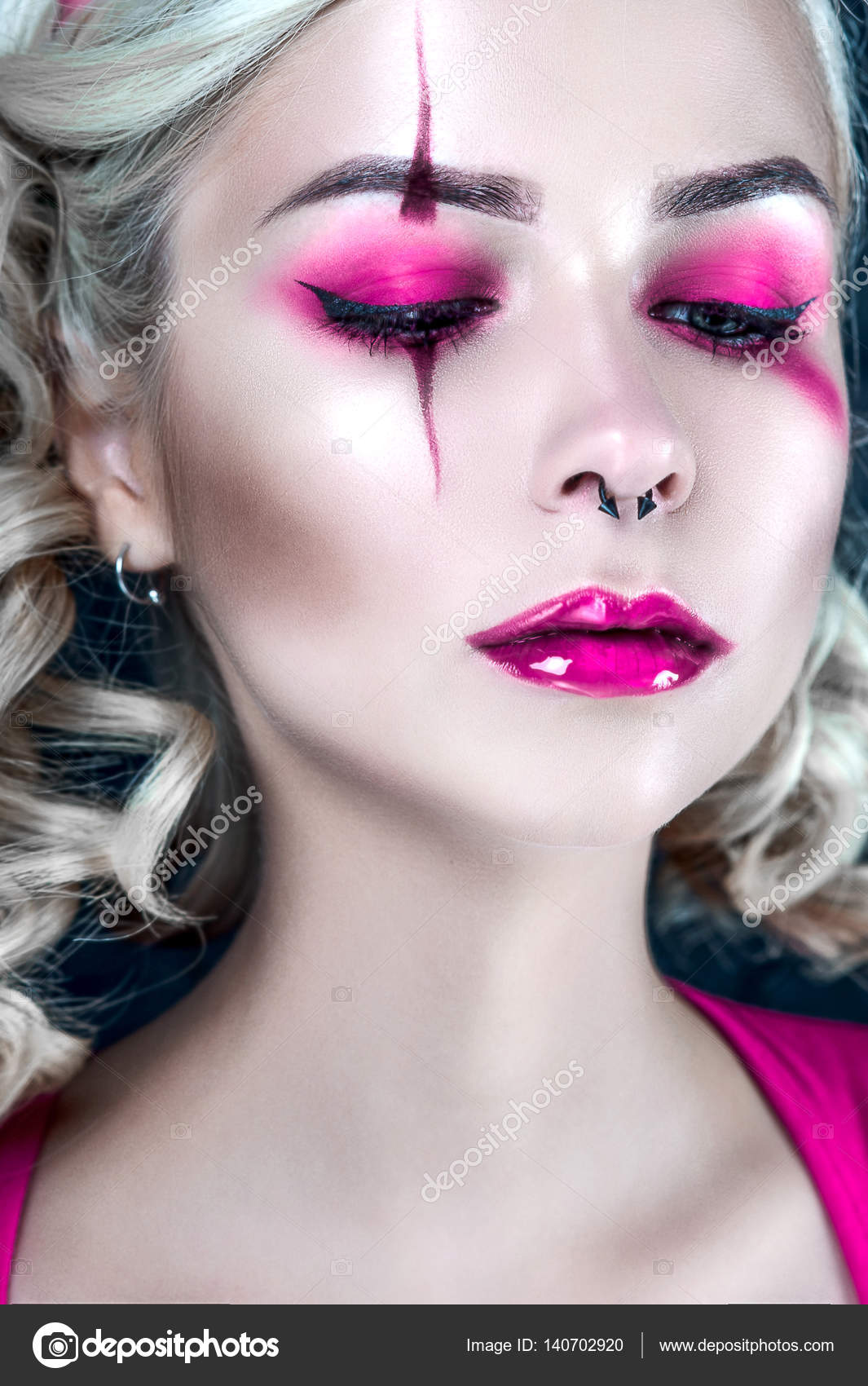 Piękna Blondynka Z Dwoma Warkoczykami Z Creative Lalka Makijaż