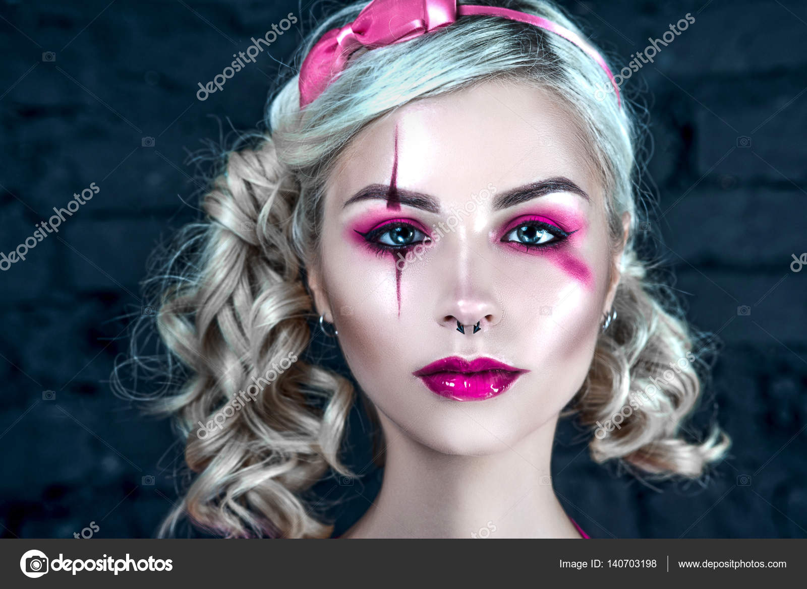 Piękna Blondynka Z Dwoma Warkoczykami Z Creative Lalka Makijaż