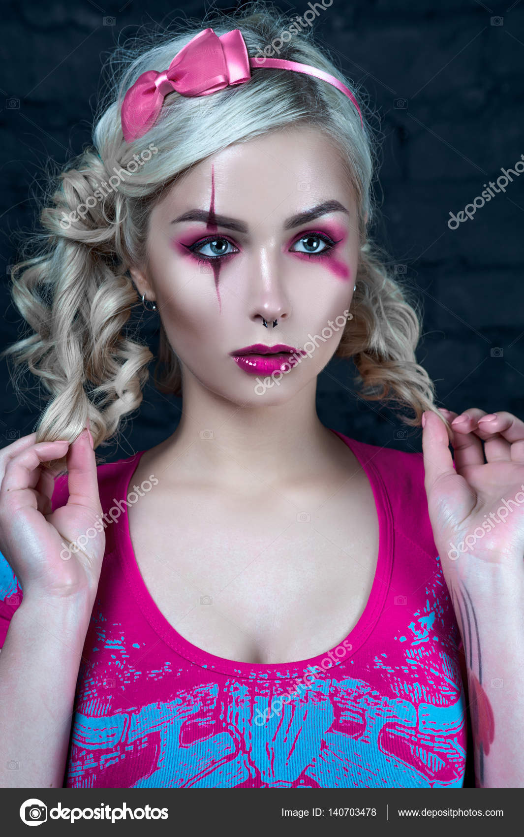 Piękna Blondynka Z Dwoma Warkoczykami Z Creative Lalka Makijaż