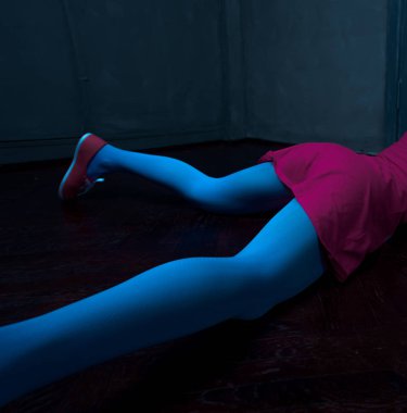 Yaratıcı bebek makyaj ile iki kuyruklu ile güzel sarışın kız: pembe Pembe iskelet elbise giyen parlak dudaklar. Cadılar Bayramı partisi için. Bir bebek gibi poz. Atış, stüdyo düzeltisiz resim.