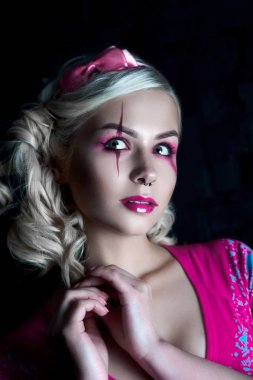 Yaratıcı bebek makyaj ile iki kuyruklu ile güzel sarışın kız: pembe Pembe iskelet elbise giyen parlak dudaklar. Cadılar Bayramı partisi için. Düzeltisiz görüntü kadar yakın.