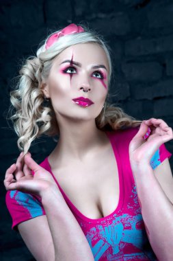 Yaratıcı bebek makyaj ile iki kuyruklu ile güzel sarışın kız: pembe Pembe iskelet elbise giyen parlak dudaklar. Cadılar Bayramı partisi için. Düzeltisiz görüntü kadar yakın.