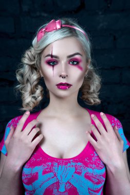 Yaratıcı bebek makyaj ile iki kuyruklu ile güzel sarışın kız: pembe Pembe iskelet elbise giyen parlak dudaklar. Cadılar Bayramı partisi için. Düzeltisiz görüntü kadar yakın.