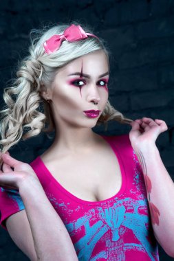 Yaratıcı bebek makyaj ile iki kuyruklu ile güzel sarışın kız: pembe Pembe iskelet elbise giyen parlak dudaklar. Cadılar Bayramı partisi için. Düzeltisiz görüntü kadar yakın.