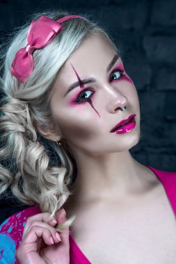 Yaratıcı bebek makyaj ile iki kuyruklu ile güzel sarışın kız: pembe Pembe iskelet elbise giyen parlak dudaklar. Cadılar Bayramı partisi için. Düzeltisiz görüntü kadar yakın.