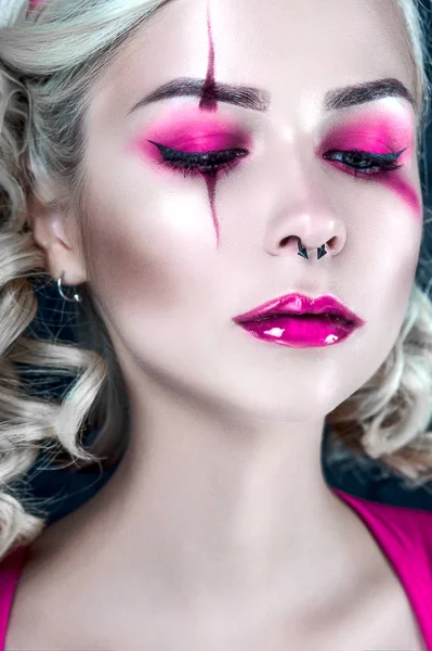Mooie blonde meisje met twee pigtails, met creatieve pop make-up: glanzend lippen, het dragen van roze skelet jurk roze. voor de Halloween-party. Close-up, geretoucheerde foto. — Stockfoto