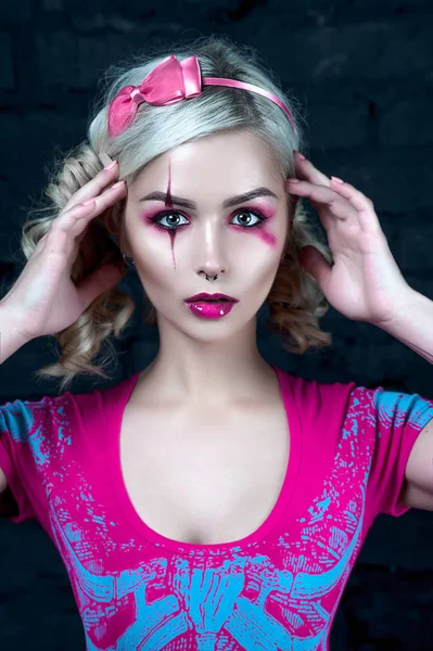 Menina loira bonita com duas tranças, com maquiagem boneca criativa: lábios brilhantes rosa, vestindo vestido de esqueleto rosa. para a festa do Dia das Bruxas. Close up, imagem retocada . — Fotografia de Stock