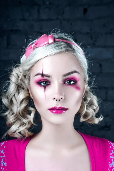 Yaratıcı bebek makyaj ile iki kuyruklu ile güzel sarışın kız: pembe Pembe iskelet elbise giyen parlak dudaklar. Cadılar Bayramı partisi için. Düzeltisiz görüntü kadar yakın.