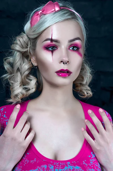 Yaratıcı bebek makyaj ile iki kuyruklu ile güzel sarışın kız: pembe Pembe iskelet elbise giyen parlak dudaklar. Cadılar Bayramı partisi için. Düzeltisiz görüntü kadar yakın.