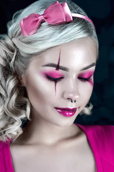 Mooie blonde meisje met twee pigtails, met creatieve pop make-up: glanzend lippen, het dragen van roze skelet jurk roze. voor de Halloween-party. Close-up, geretoucheerde foto. — Stockfoto