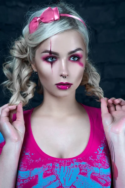 Yaratıcı bebek makyaj ile iki kuyruklu ile güzel sarışın kız: pembe Pembe iskelet elbise giyen parlak dudaklar. Cadılar Bayramı partisi için. Düzeltisiz görüntü kadar yakın.