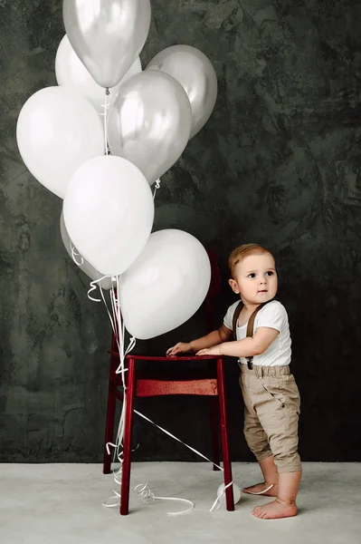 Porträtt av vackra lilla pojke leende firar 1 år Grattis. Ett år gamla europeiska little gentleman leker med baloons — Stockfoto