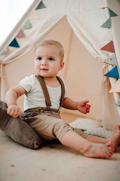 사랑 스러운 작은 소년 미소 축 하 1 년 생일 축 하의 초상화. 1 년 오래 된 유럽 작은 신사 아기 텐트 wigwam에 앉아 — 스톡 사진