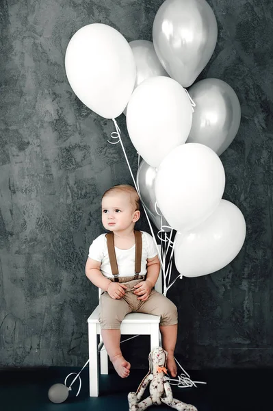 사랑 스러운 작은 소년 미소 축 하 1 년 생일 축 하의 초상화. 1 년 오래 된 유럽 작은 신사는의 자에 앉아서 baloons 놀고 — 스톡 사진