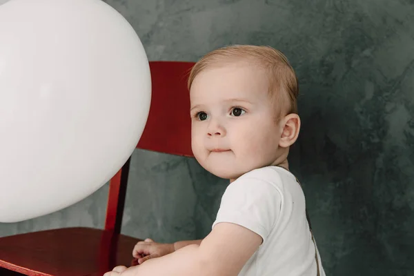 Портрет прекрасного маленького хлопчика щасливий усміхнений, що святкує 1 рік народження. Однорічний європейський маленький джентльмен грає з повітряними кульками — стокове фото
