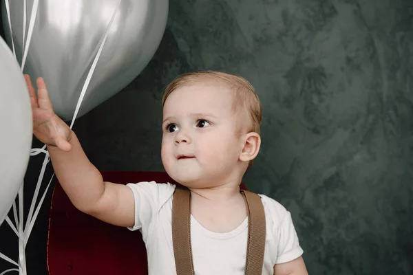 사랑 스러운 작은 소년 미소 축 하 1 년 생일 축 하의 초상화. 1 년 오래 된 유럽 작은 신사 baloons 놀고 — 스톡 사진