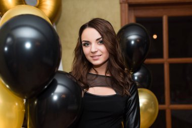 baloons ile 18 doğum gününde doğum günü kızı