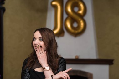 baloons ile 18 doğum gününde doğum günü kızı