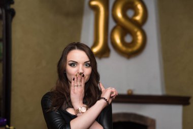 baloons ile 18 doğum gününde doğum günü kızı