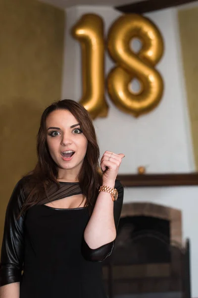 Een verjaardag meisje op haar 18e verjaardag met baloons — Stockfoto