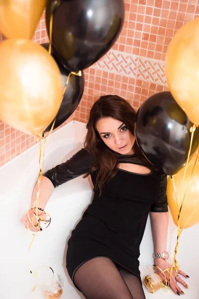 baloons ile 18 doğum gününde doğum günü kızı